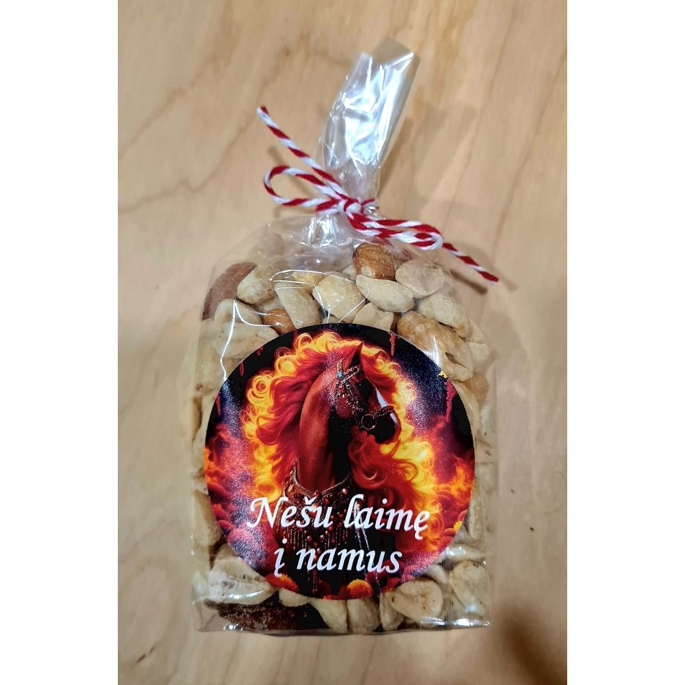 RIEŠUTAI NEŠU LAIMĘ Į NAMUS